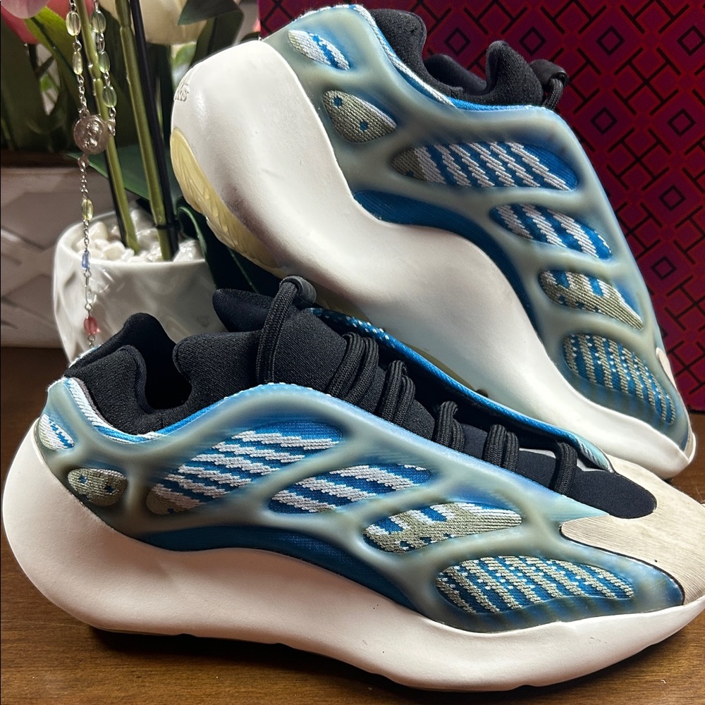 Yeezy Adidas 700 V3 Arzareth Sneakers